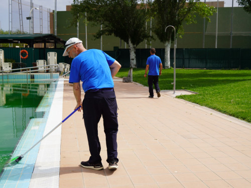 Duem a terme tasques d'adequació de les instal·lacions de la Piscina Municipal d'Estiu per preparar la nova temporada, que comença aquest diumenge 7 de juny