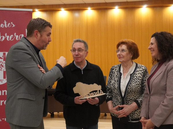 Fem entrega d’un reconeixement a l’Oleguer Duch, de Pastisseria Duch, pel seu recent nomenament com a Millor mestre artesà alimentari de Catalunya