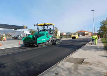 Obres d'asfaltat al carrer Treball