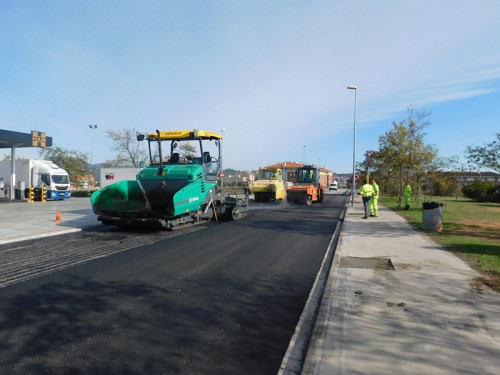 Obres d'asfaltat al carrer Treball