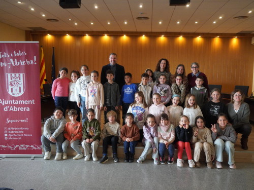 L'alumnat de tercer curs de l'Escola Francesc Platón i Sartí visita el consistori d'Abrera dins l'activitat 'El meu Ajuntament' d'aquest curs 2025-2026