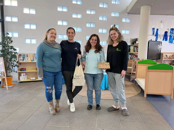 Lliurament de lot de llibres a l'Escola Bressol Municipal Món Petit