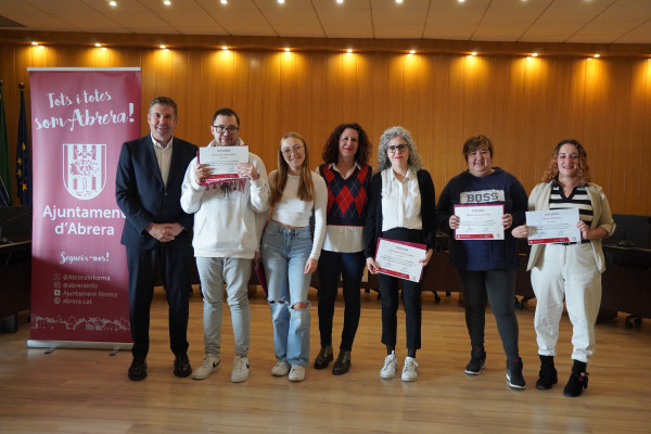 A Abrera apostem per la formació! Lliurem els diplomes acreditatius a l'alumnat de diversos cursos del Departament de Promoció Econòmica. Curs Vetllador/a escolar