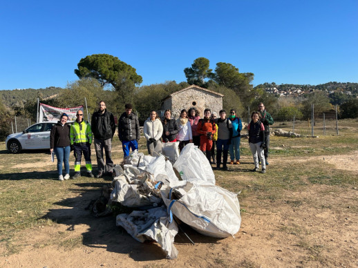 Recollim 100 quilos de residus al voltant de Sant Hilari d'Abrera, en la darrera jornada de neteja de l'entorn natural del nostre municipi