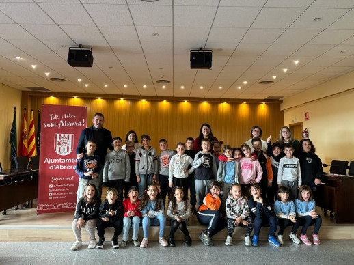 L'alumnat de tercer curs de l'Escola Josefina Ibáñez visita el consistori d'Abrera dins l'activitat 'El meu Ajuntament'. Moltes gràcies!