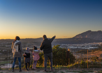 Calendari 2025. Castell de Voltera d'Abrera i Balcó de Montserrat. Desembre