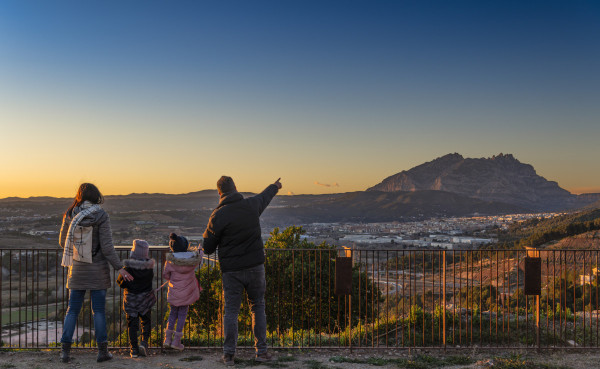 Calendari 2025. Castell de Voltera d'Abrera i Balcó de Montserrat. Desembre