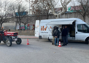 Abrera ha acollit una nova jornada d'ITV mòbil per a tractors i remolcs davant del Casal del Social del Rebato