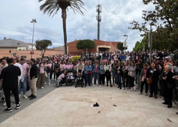 Centenars de persones participen al comiat del veí i artista abrerenc Kike Peña a la plaça de la Constitució