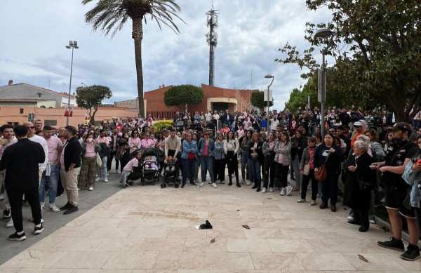 Centenars de persones participen al comiat del veí i artista abrerenc Kike Peña a la plaça de la Constitució