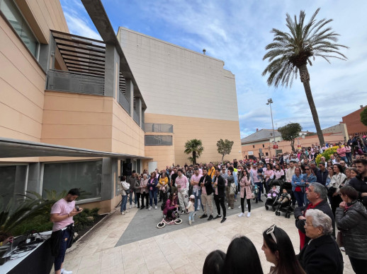 Centenars de persones participen al comiat del veí i artista abrerenc Kike Peña a la plaça de la Constitució