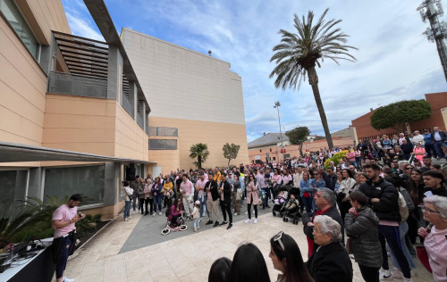 Centenars de persones participen al comiat del veí i artista abrerenc Kike Peña a la plaça de la Constitució