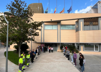 Duem a terme un minut de silenci davant l'Ajuntament en solidaritat amb la població afectada pel fort temporal a la Comunitat Valenciana, Castella-La Manxa i Andalusia