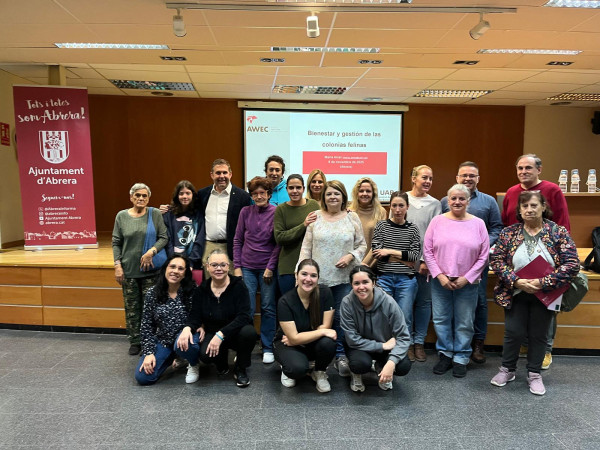 A Abrera tenim cura de les colònies de gats i duem a terme una formació per a persones voluntàries del nostre municipi