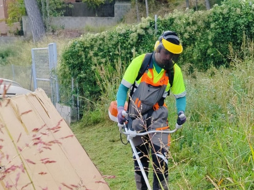 Durant el mes de novembre continuem treballant i cuidant la via pública en el barri de Can Vilalba del nostre municipi amb treballs de desbrossada