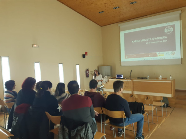 Abrera Municipi 100% Feminista! Durant el mes de novembre commemorem el Dia Internacional contra les violències envers les dones amb diverses propostes per a tots els públics. Ajuntament il·luminat de color lila. Formació en la Xarxa Violeta amb el Servei d'Esports de l'Ajuntament d'Abrera