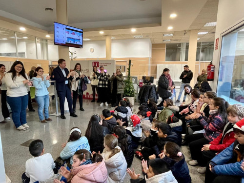 La il·lusió del Nadal es viu a Abrera! Gaudim a l'Ajuntament de la cantada de nadales de l'alumnat de tercer de primària de l'Escola Francesc Platón i Sartí