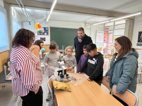 Lliurem dos microscopis cedits per l'empresa abrerenca J.P. Selecta a l'Escola Ernest Lluch d'Abrera