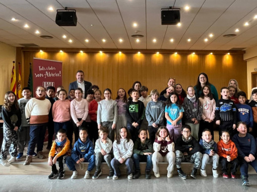 L'alumnat de tercer curs de l'Escola Francesc Platón i Sartí visita el consistori d'Abrera dins l'activitat 'El meu Ajuntament' aquest curs 2024-2025