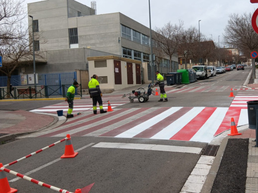 A Abrera continuem treballant i cuidant la via pública amb treballs de repintat de passos de vianants i senyalització horitzontal en l'entorn dels centres educatius