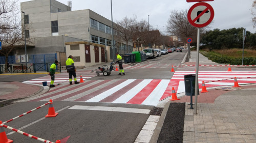 A Abrera continuem treballant i cuidant la via pública amb treballs de repintat de passos de vianants i senyalització horitzontal en l'entorn dels centres educatius