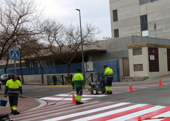 A Abrera continuem treballant i cuidant la via pública amb treballs de repintat de passos de vianants i senyalització horitzontal en l'entorn dels centres educatius