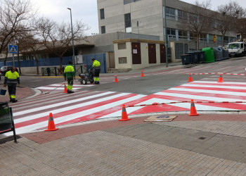 A Abrera continuem treballant i cuidant la via pública amb treballs de repintat de passos de vianants i senyalització horitzontal en l'entorn dels centres educatius