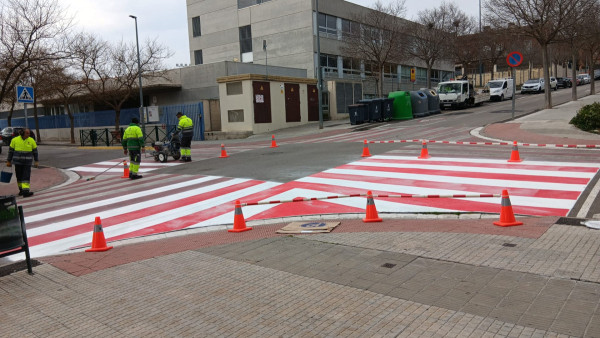 A Abrera continuem treballant i cuidant la via pública amb treballs de repintat de passos de vianants i senyalització horitzontal en l'entorn dels centres educatius