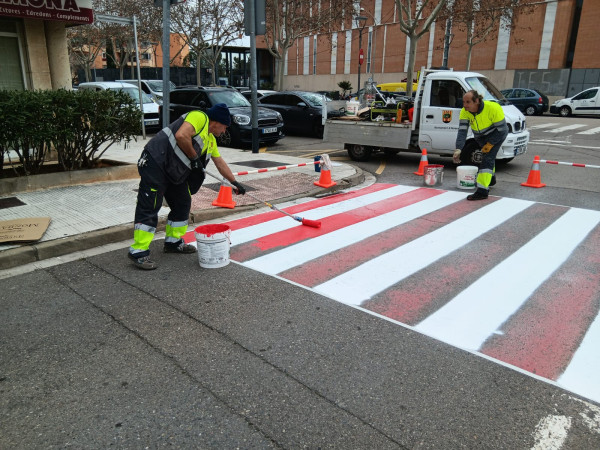 A Abrera continuem treballant i cuidant la via pública amb treballs de repintat de passos de vianants en l'entorn dels centres educatius