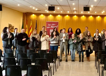 Minut de silenci a l'Ajuntament d'Abrera per l'assassinat d'una educadora social en un pis tutelat a Badajoz