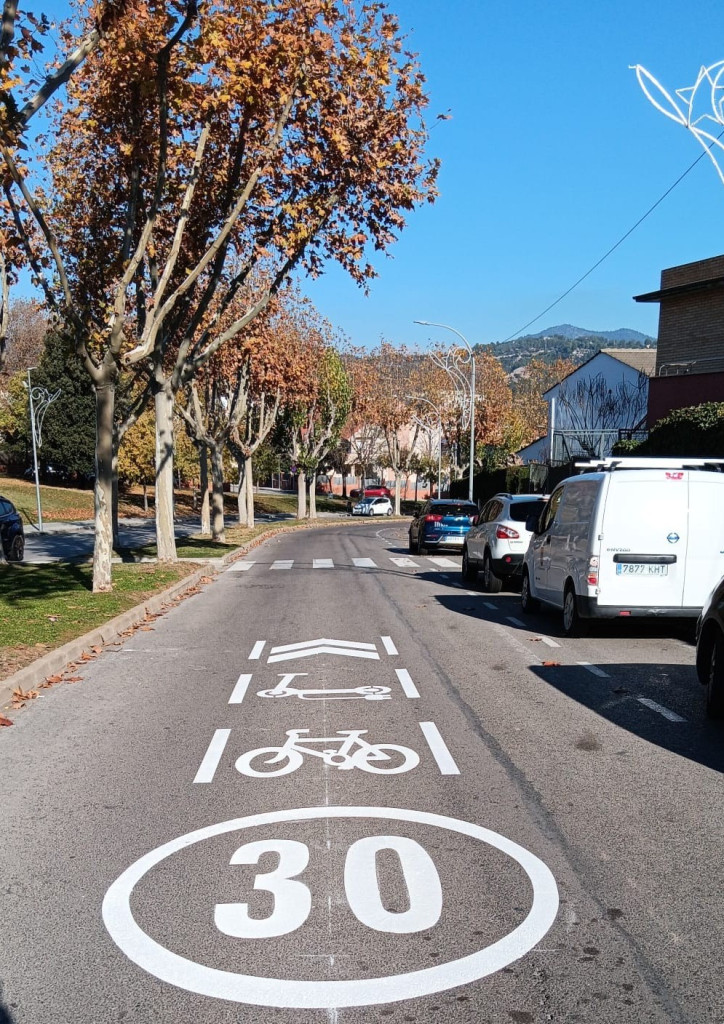 A Abrera implantem una nova senyalització per fomentar la convivència entre bicicletes, vehicles de mobilitat personal (VMP) i vehicles motoritzats