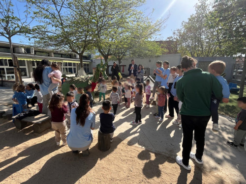 El drac Climentet, de la Colla de Diables infantil Bram de Foc d'Abrera, visita l'Escola Bressol Municipal Món Petit