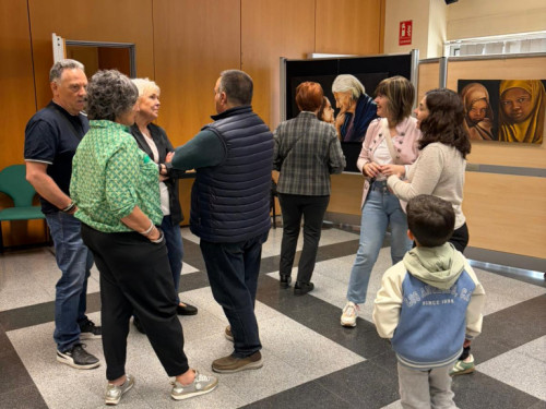 Assistim a la inauguració de l'exposició 'Expresiones' de l'artista abreranca Aurora Escribano a la Casa de Cultura