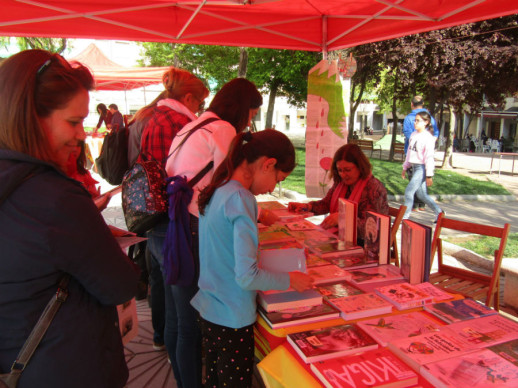 Abrera batega amb la Diada de Sant Jordi. Plaça de Pau Casals