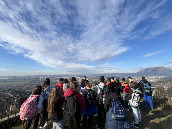 Continuem donant a conèixer a l'alumnat abrerenc els nostres elements patrimonials, amb visites dels grups de sisè de les escoles Josefina Ibáñez i Francesc Platón i Sartí al Castell de Voltrera d'Abrera. Escola Francesc Platón i Sartí