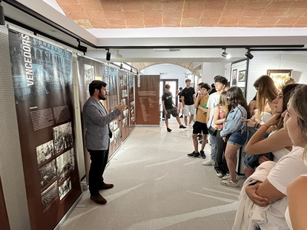 L'alumnat de 1r de Batxillerat de l'Institut Voltrera d'Abrera visita l’exposició ‘Vencedors i Vençuts’ del nou Espai Artístic Pere Torres d’Abrera