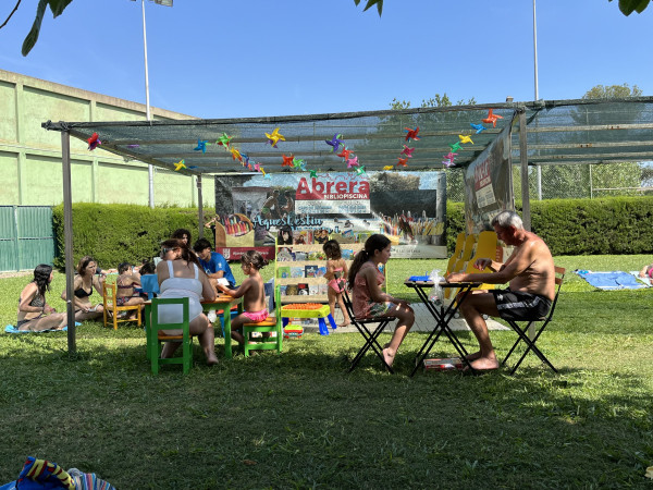 Gaudim de la Biblipiscina a la Piscina Municipal d'Estiu!