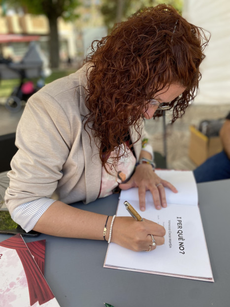 Èxit de participació a la IV Fira de Sant Jordi d'Abrera, amb parades de roses, llibres, autors/res locals, entitats, formacions polítiques, comerços i diferents activitats per a tothom