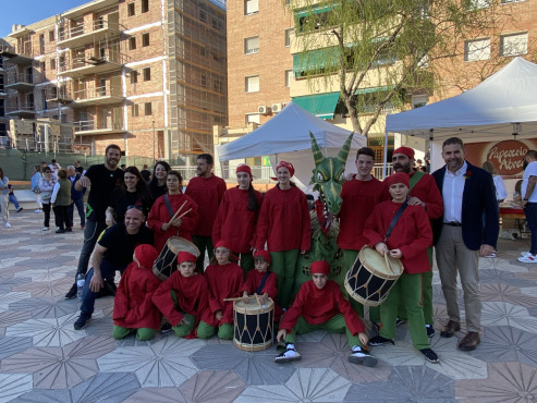 Èxit de participació a la IV Fira de Sant Jordi d'Abrera, amb parades de roses, llibres, autors/res locals, entitats, formacions polítiques, comerços i diferents activitats per a tothom