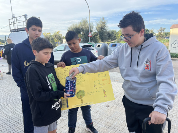 La comunitat educativa d'Abrera és solidària. Escola Francesc Platón i Sartí