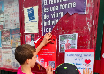 L'alumnat de 4t de l'Escola Francesc Platón i Sartí enganxa els cartells de la campanya de donació de sang del dilluns 27 de març de 2023 05