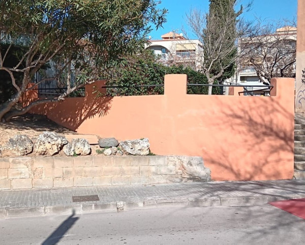 Paret pintada al passeig de l'Església del nucli urbà d'Abrera