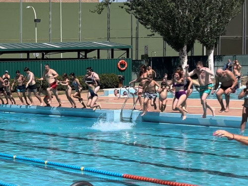 A Abrera, ens mullem per l’esclerosi múltiple amb salts conjunts a la Piscina Municipal d'Estiu!