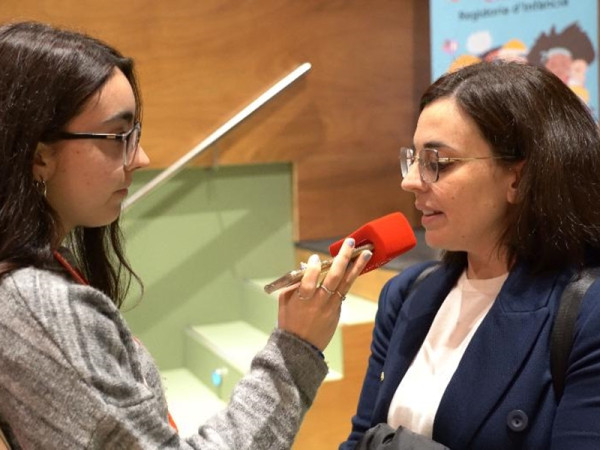 Èxit d'assistència a l'espectacle familiar 'Vegin i passin, bombolles d'aprop' per commemorar el Dia Internacional de la Infància