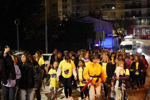 Abrera Municipi Feminista! Més de 300 persones han participat a la quarta Marxa Nocturna de la Dona a Abrera, amb el lema 'Juntes fem nostra la nit'