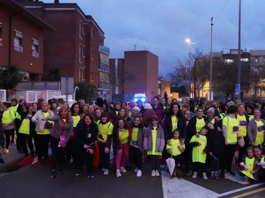 Abrera Municipi Feminista! Més de 300 persones han participat a la quarta Marxa Nocturna de la Dona a Abrera, amb el lema 'Juntes fem nostra la nit'