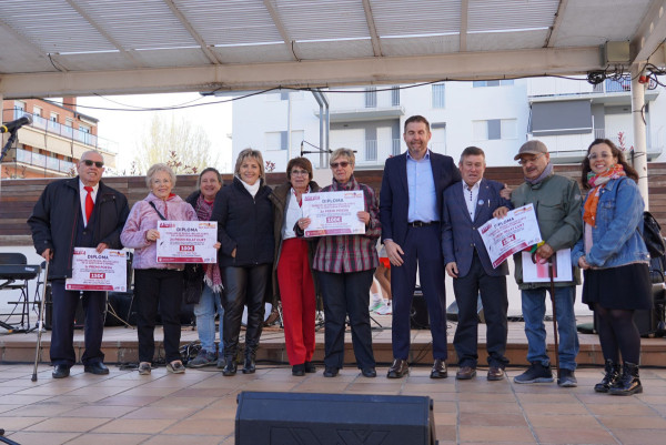 Èxit de participació a la Fira de Sant Jordi d'Abrera, amb parades de llibres, autors/res locals, entitats, formacions polítiques, comerços i diferents activitats per a tothom