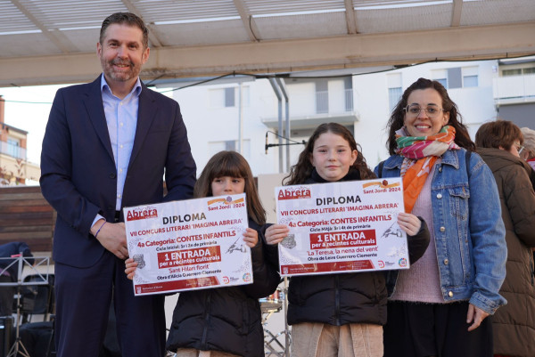 Èxit de participació a la Fira de Sant Jordi d'Abrera, amb parades de llibres, autors/res locals, entitats, formacions polítiques, comerços i diferents activitats per a tothom