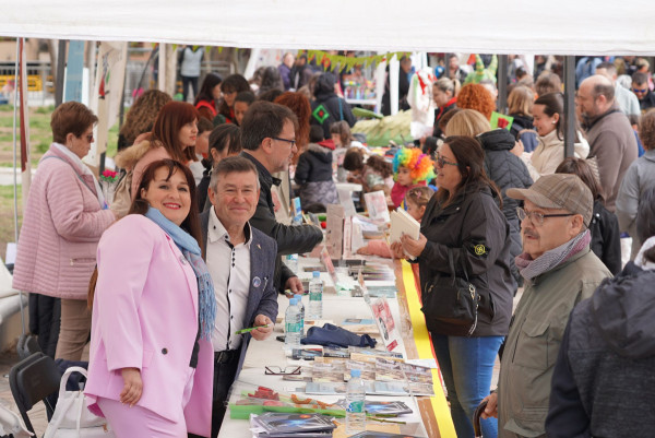 Èxit de participació a la Fira de Sant Jordi d'Abrera, amb parades de llibres, autors/res locals, entitats, formacions polítiques, comerços i diferents activitats per a tothom