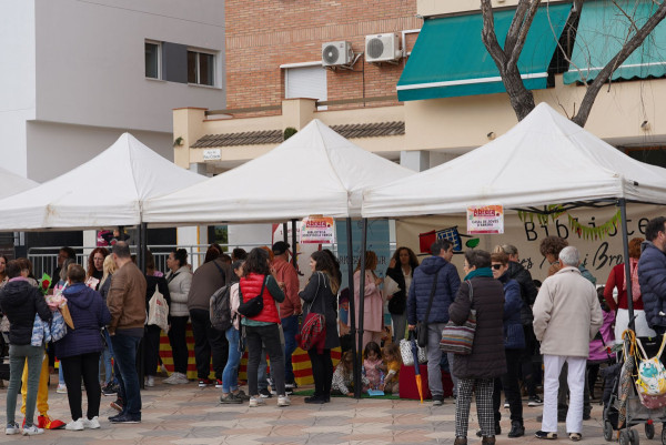 Èxit de participació a la Fira de Sant Jordi d'Abrera, amb parades de llibres, autors/res locals, entitats, formacions polítiques, comerços i diferents activitats per a tothom